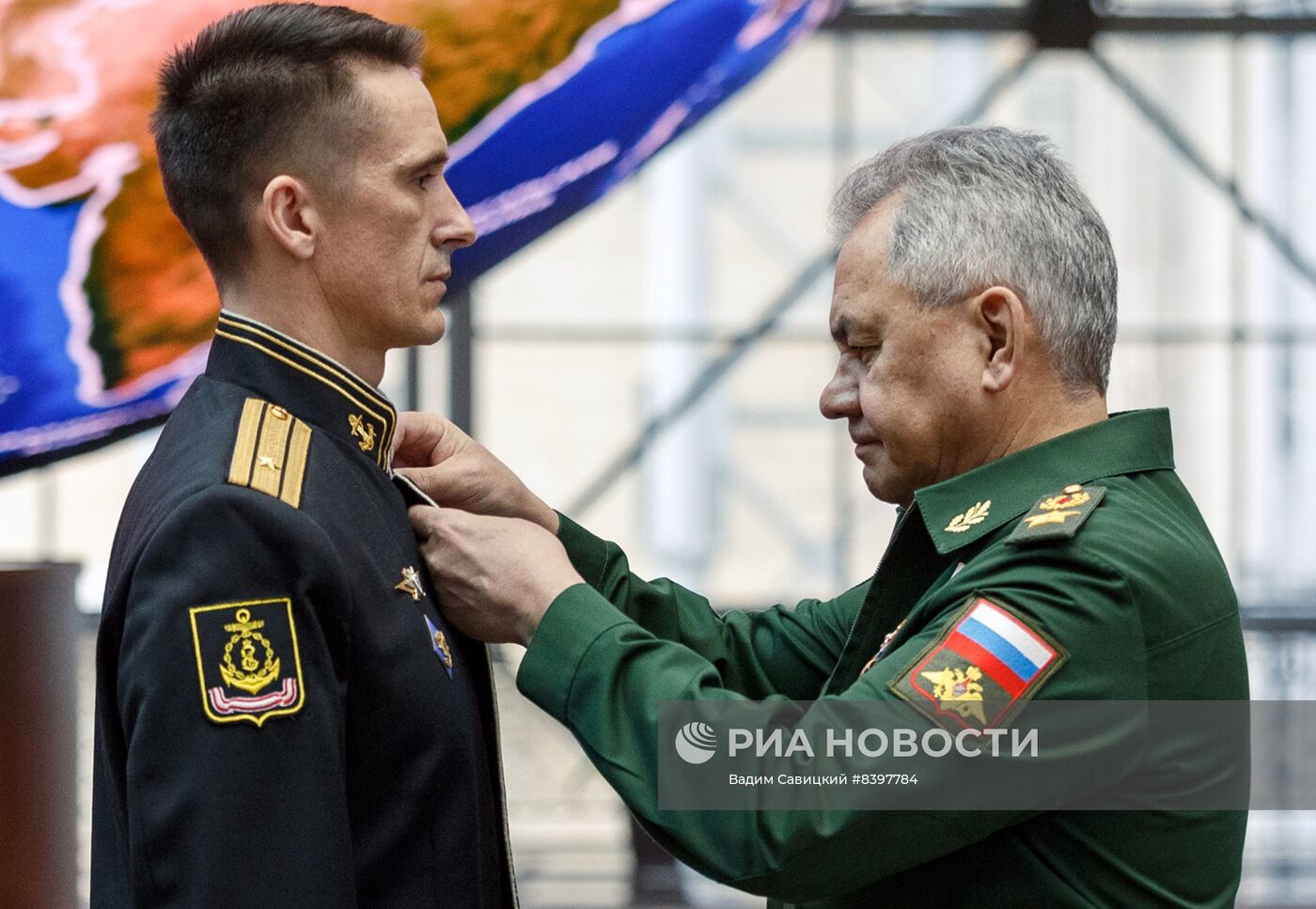 Министр обороны РФ С. Шойгу наградил орденами Мужества военнослужащих, отразивших атаку беспилотников в Севастополе 22 марта