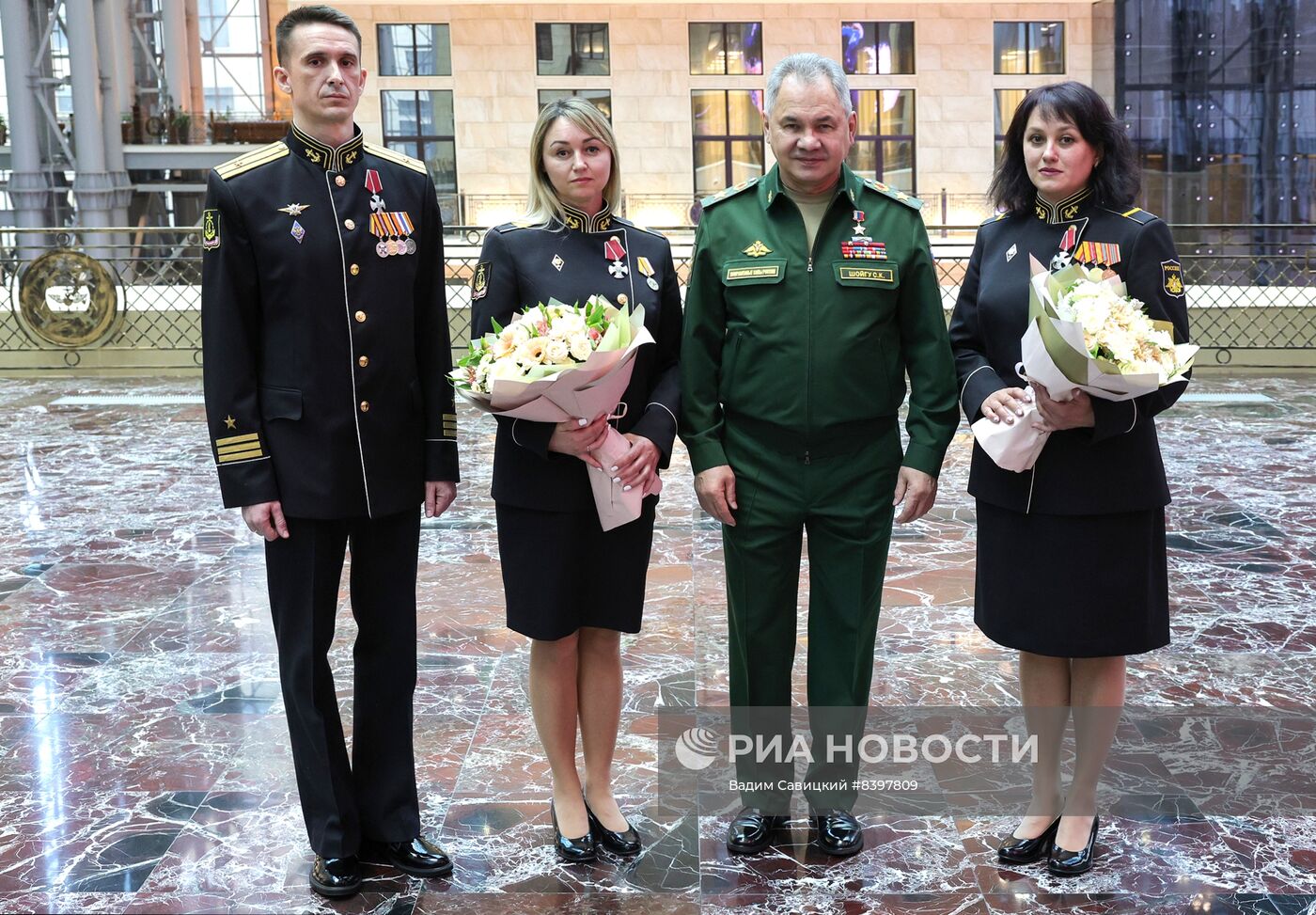 Министр обороны РФ С. Шойгу наградил орденами Мужества военнослужащих, отразивших атаку беспилотников в Севастополе 22 марта