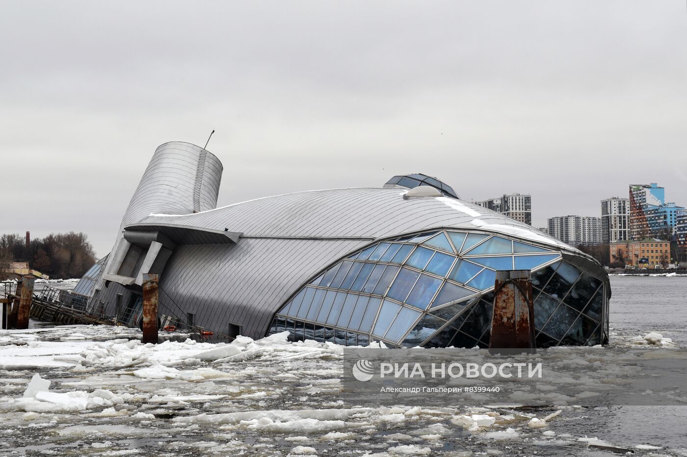 Плавучий ресторан "Серебряный кит" накренился в Неву в Петербурге