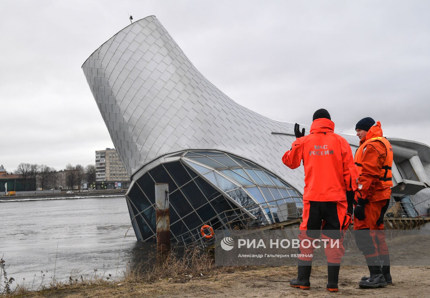 Плавучий ресторан "Серебряный кит" накренился в Неву в Петербурге