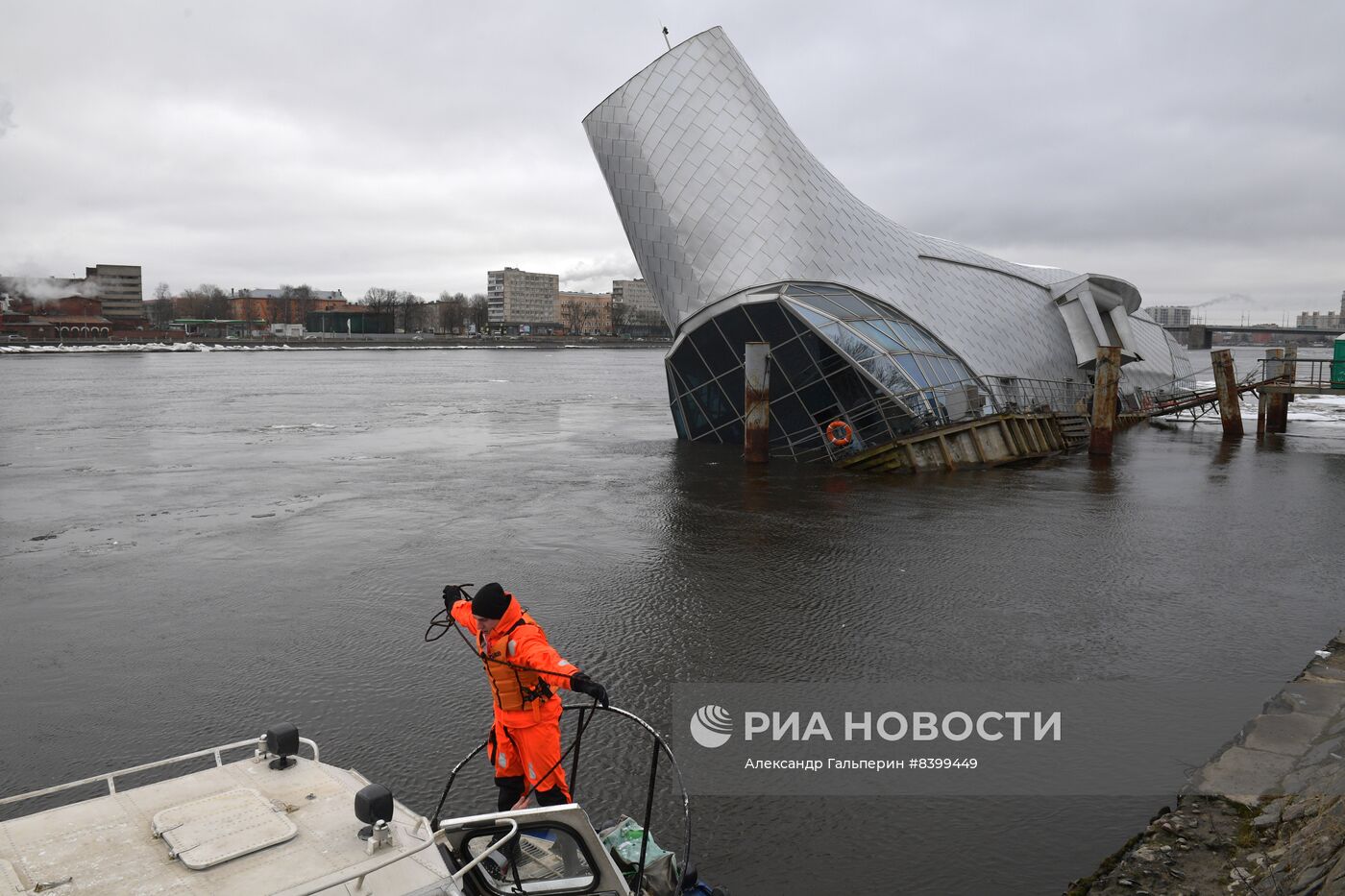 Плавучий ресторан "Серебряный кит" накренился в Неву в Петербурге