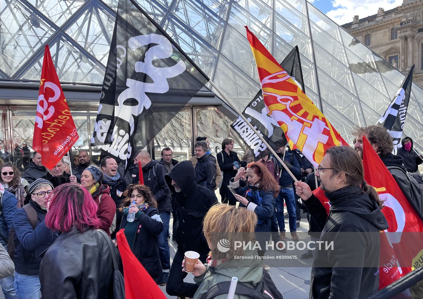 Сотрудники Лувра присоединились к забастовке против пенсионной реформы во Франции