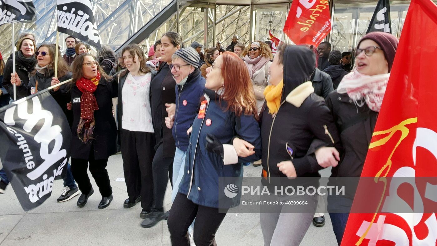 Сотрудники Лувра присоединились к забастовке против пенсионной реформы во Франции