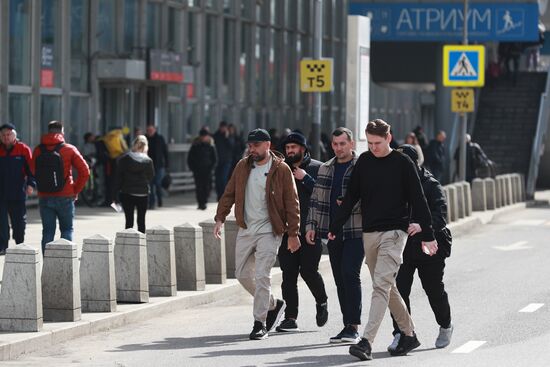 Выступление рэп-исполнителя Басты в московском метро 