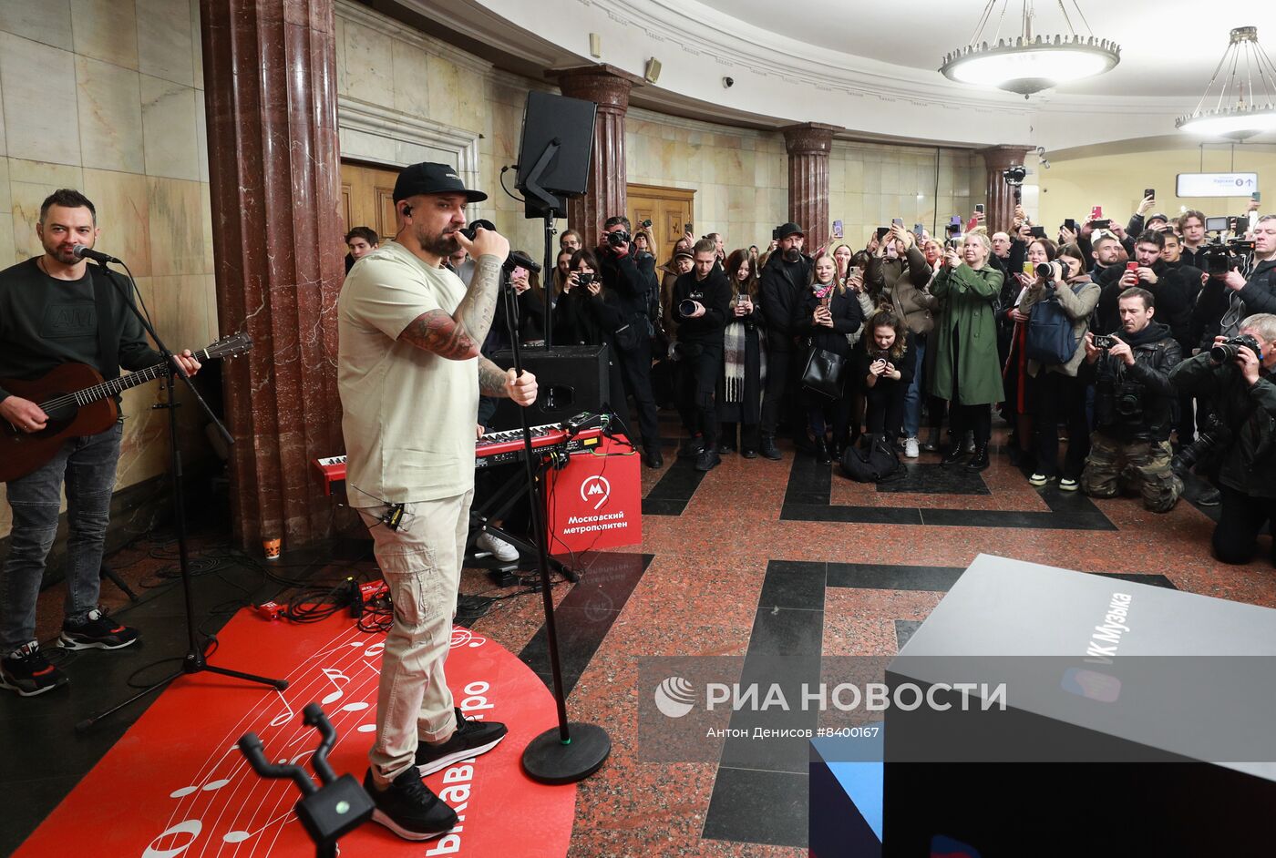 Выступление рэп-исполнителя Басты в московском метро 