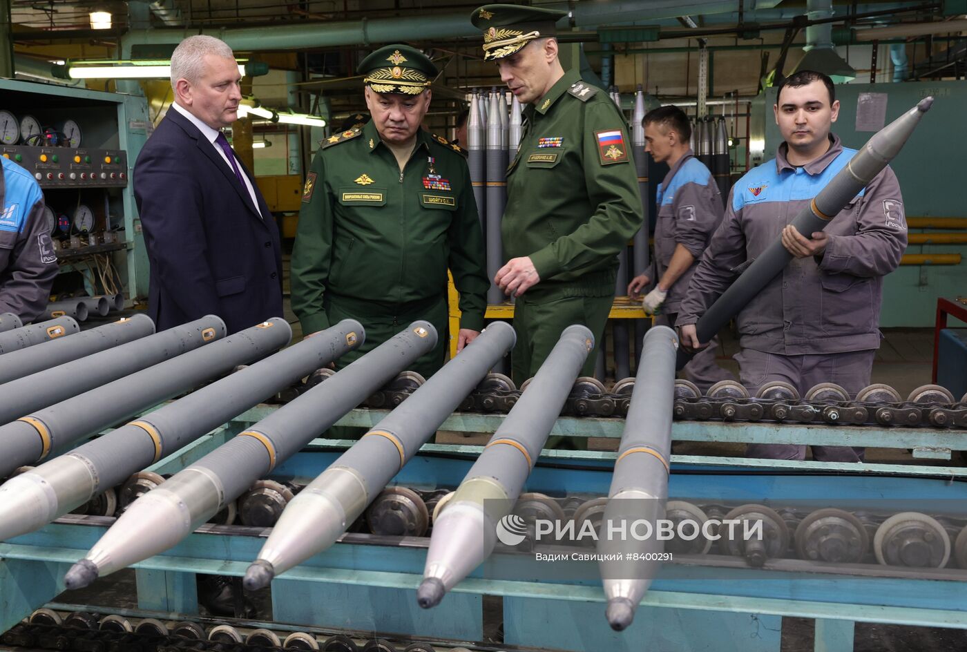 Глава Минобороны РФ С. Шойгу посетил оборонные предприятия в регионах России