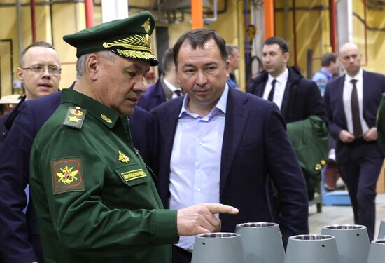 Глава Минобороны РФ С. Шойгу посетил оборонные предприятия в регионах России