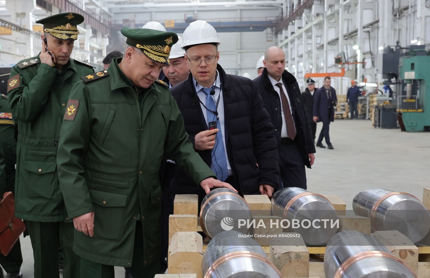 Глава Минобороны РФ С. Шойгу посетил оборонные предприятия в регионах России