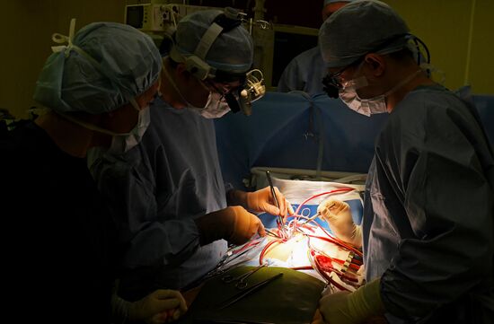 Работа хирургов в Красноярском федеральном кардиоцентре