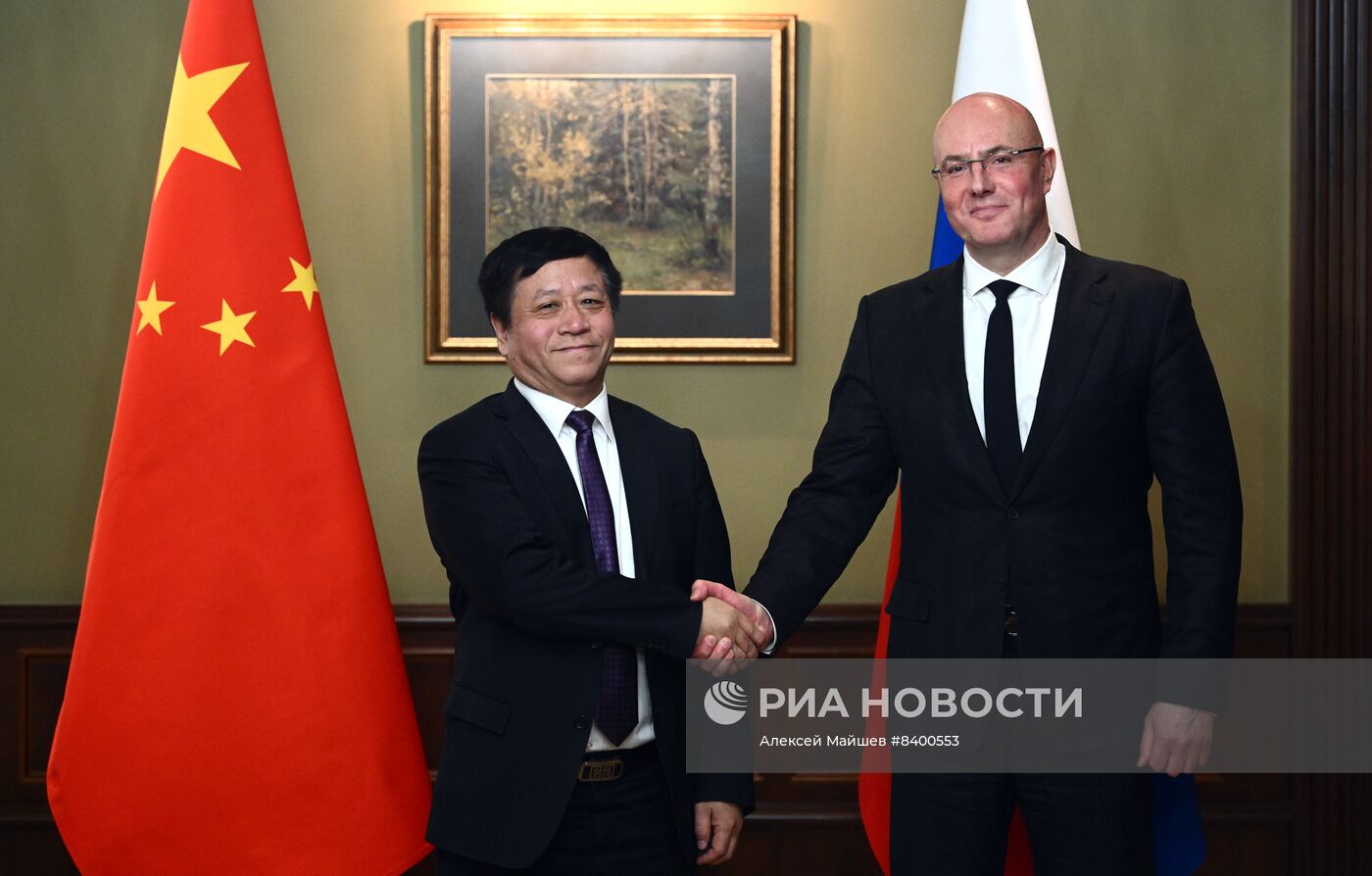 Рабочая встреча вице-премьера РФ Д. Чернышенко с послом КНР Ч. Ханьхуэем