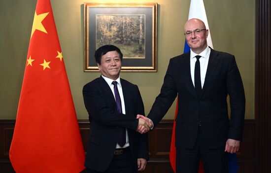 Рабочая встреча вице-премьера РФ Д. Чернышенко с послом КНР Ч. Ханьхуэем