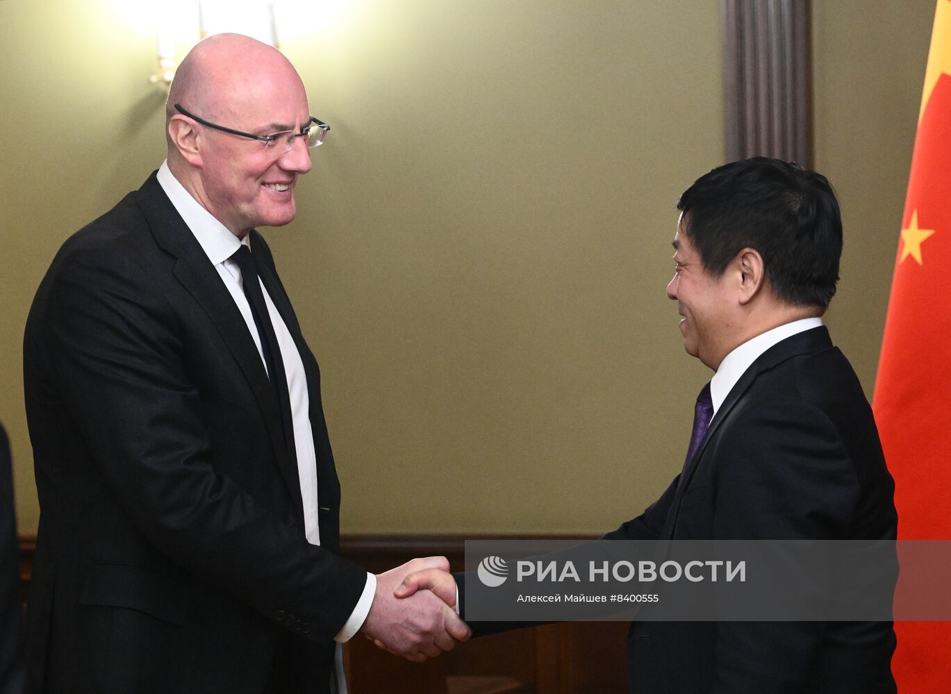 Рабочая встреча вице-премьера РФ Д. Чернышенко с послом КНР Ч. Ханьхуэем