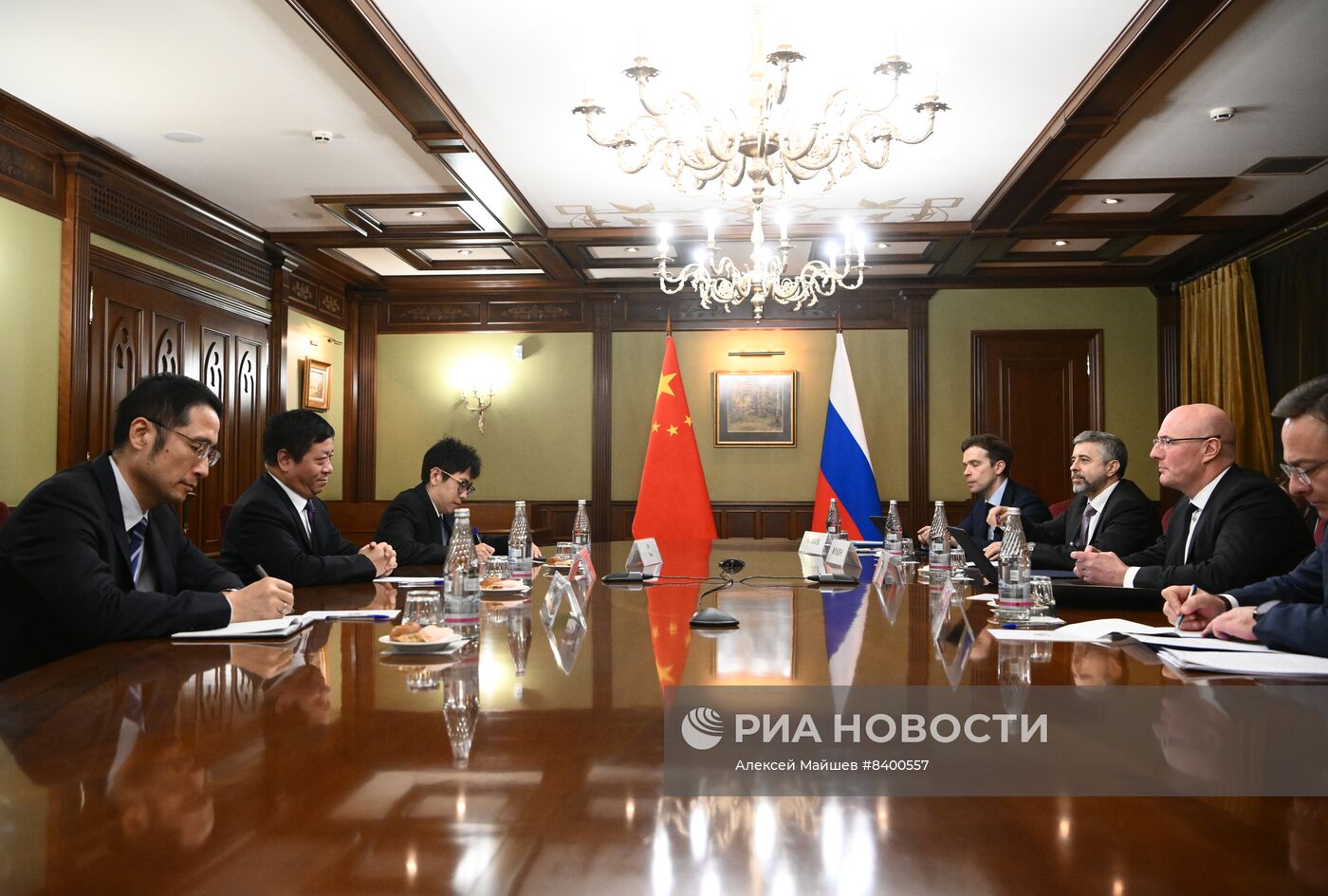 Рабочая встреча вице-премьера РФ Д. Чернышенко с послом КНР Ч. Ханьхуэем