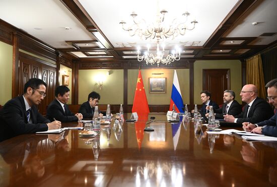 Рабочая встреча вице-премьера РФ Д. Чернышенко с послом КНР Ч. Ханьхуэем