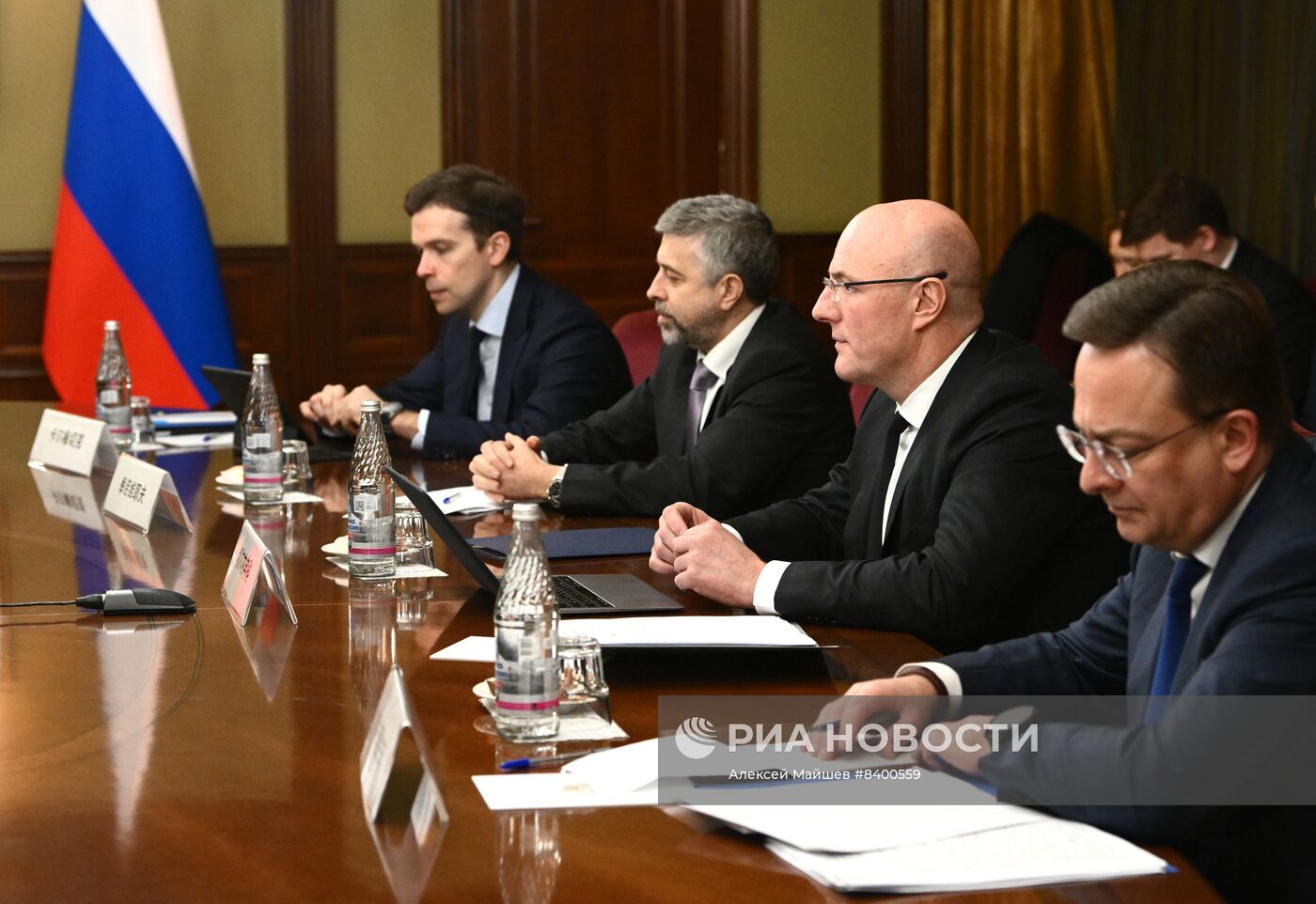 Рабочая встреча вице-премьера РФ Д. Чернышенко с послом КНР Ч. Ханьхуэем