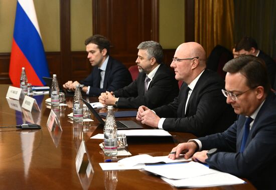 Рабочая встреча вице-премьера РФ Д. Чернышенко с послом КНР Ч. Ханьхуэем