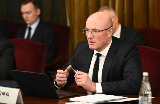 Рабочая встреча вице-премьера РФ Д. Чернышенко с послом КНР Ч. Ханьхуэем