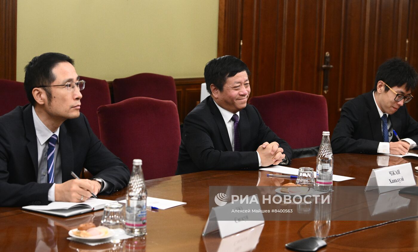 Рабочая встреча вице-премьера РФ Д. Чернышенко с послом КНР Ч. Ханьхуэем