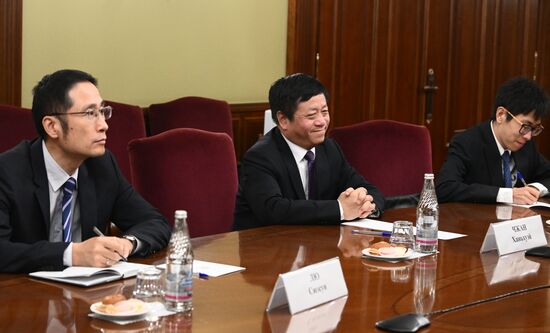 Рабочая встреча вице-премьера РФ Д. Чернышенко с послом КНР Ч. Ханьхуэем