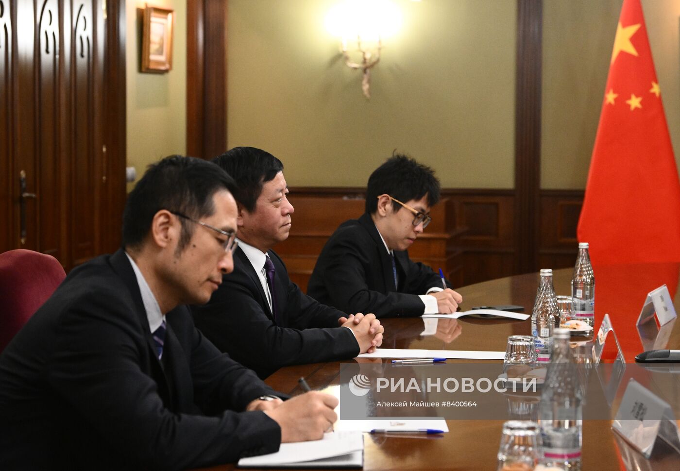 Рабочая встреча вице-премьера РФ Д. Чернышенко с послом КНР Ч. Ханьхуэем