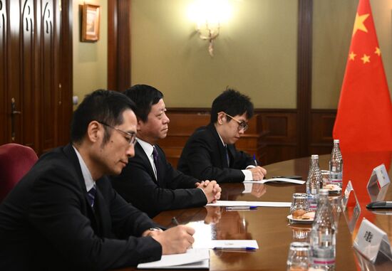 Рабочая встреча вице-премьера РФ Д. Чернышенко с послом КНР Ч. Ханьхуэем