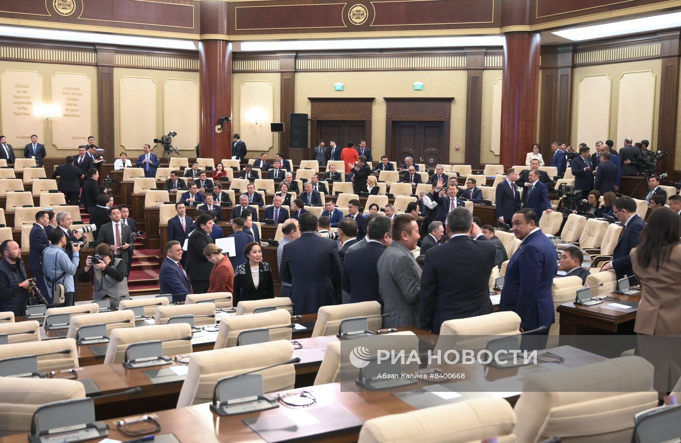 Первая сессия парламента Казахстана восьмого созыва