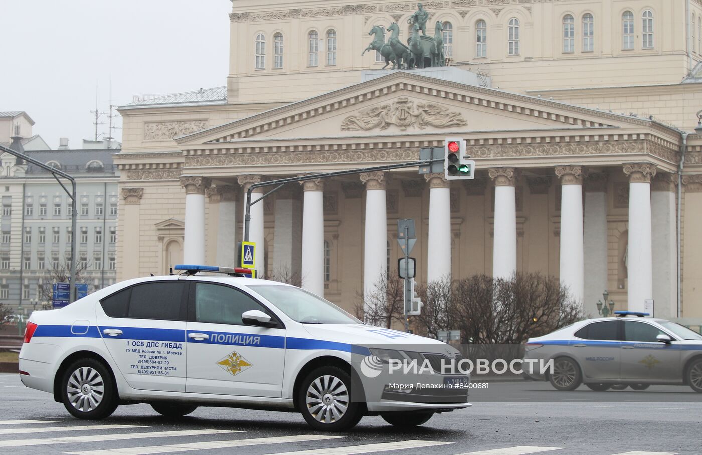 Сотрудники правоохранительных органов на работе и их автомобили