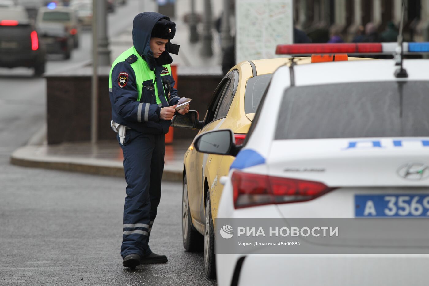  Сотрудники правоохранительных органов на работе и их автомобили