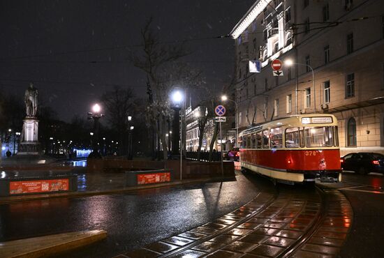 Экскурсия на ретротрамвае по вечерней Москве