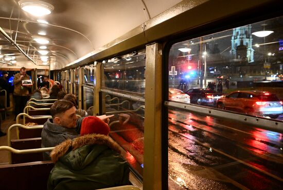 Экскурсия на ретротрамвае по вечерней Москве