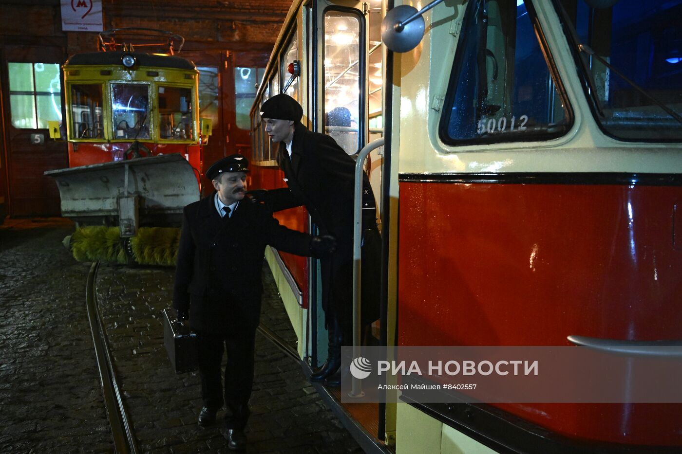 Экскурсия на ретротрамвае по вечерней Москве