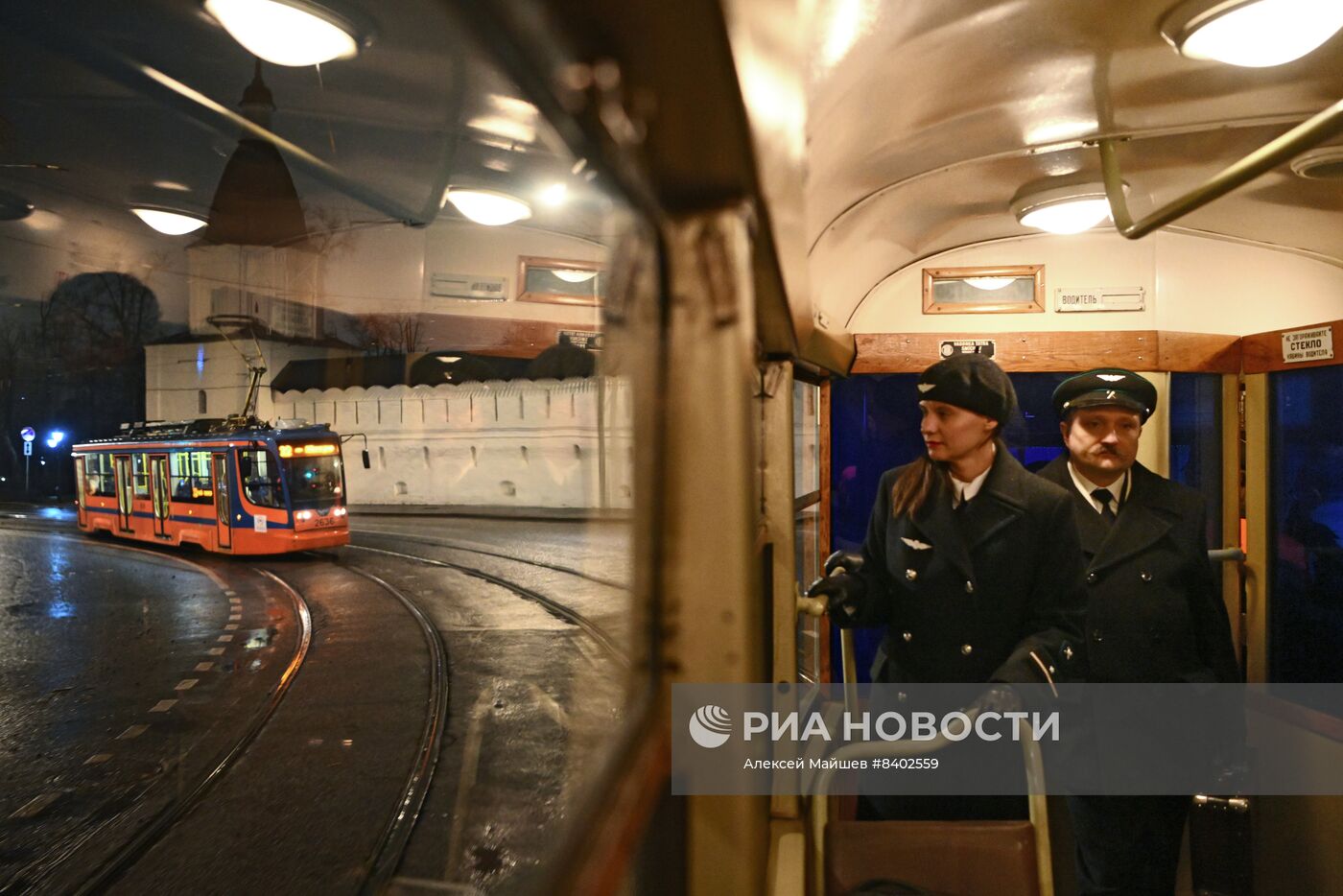 Экскурсия на ретротрамвае по вечерней Москве