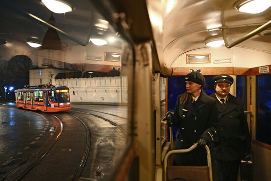 Экскурсия на ретротрамвае по вечерней Москве