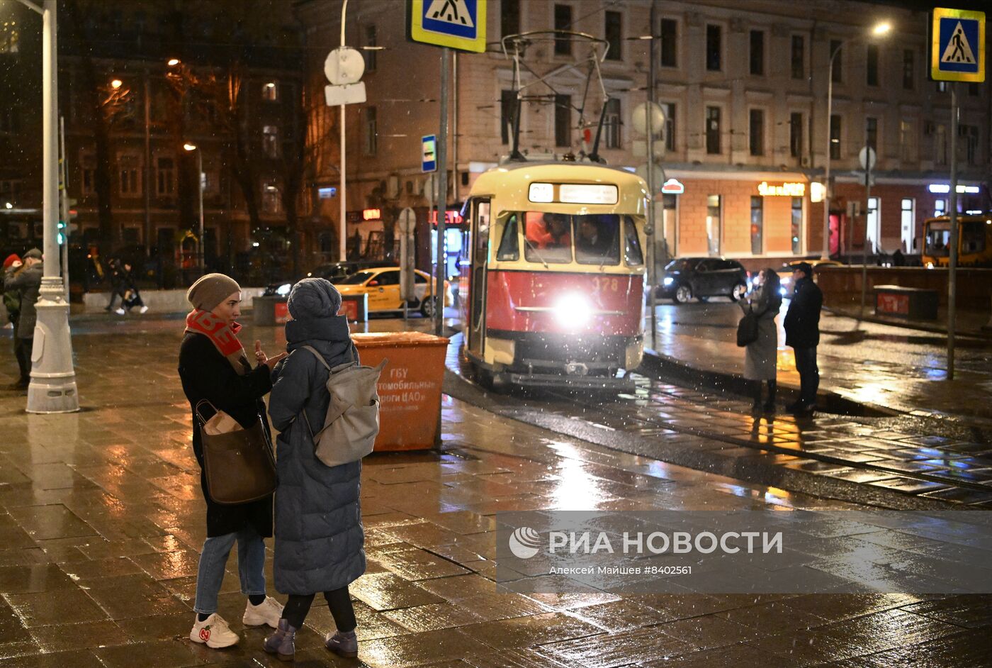 Экскурсия на ретротрамвае по вечерней Москве