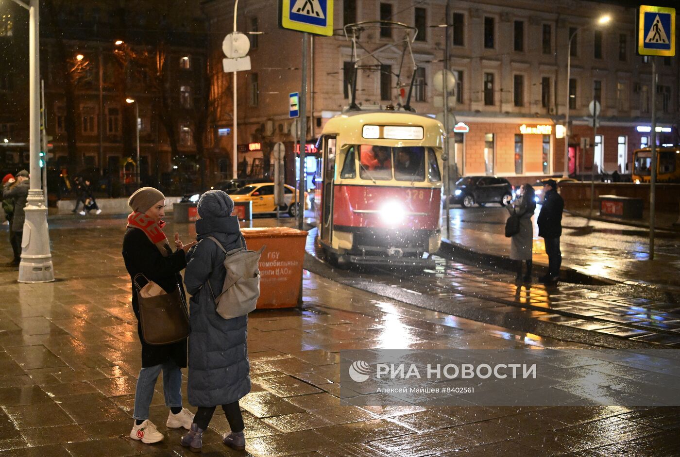 Экскурсия на ретротрамвае по вечерней Москве