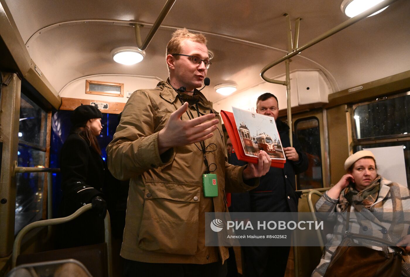 Экскурсия на ретротрамвае по вечерней Москве