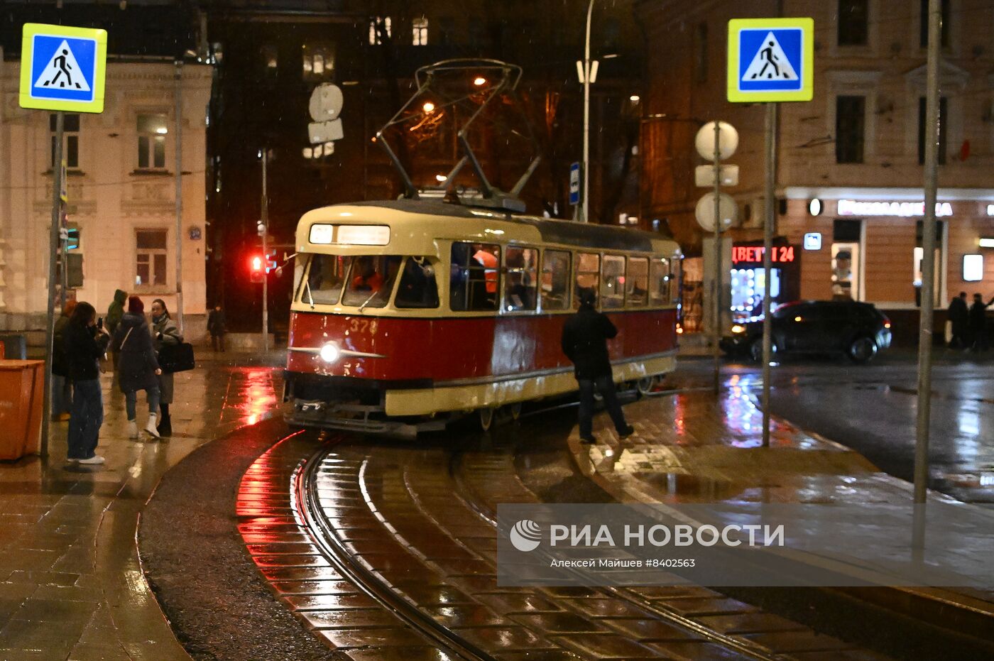 Экскурсия на ретротрамвае по вечерней Москве