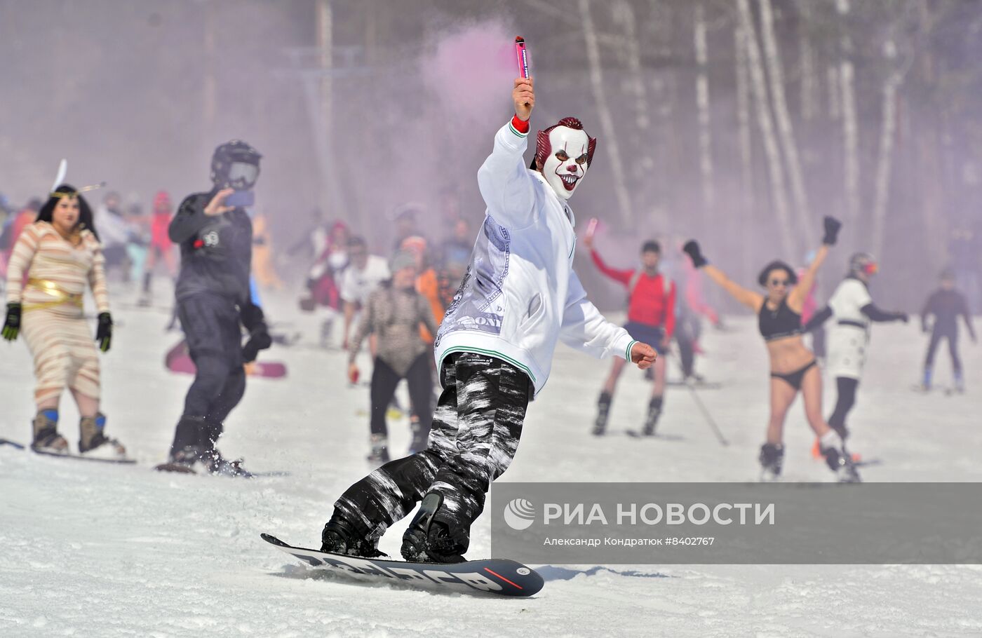 Горнолыжный спуск в купальниках в Миассе