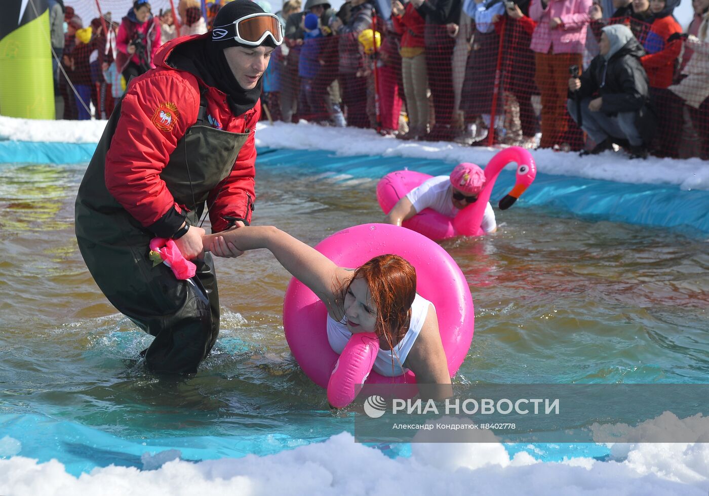 Горнолыжный спуск в купальниках в Миассе