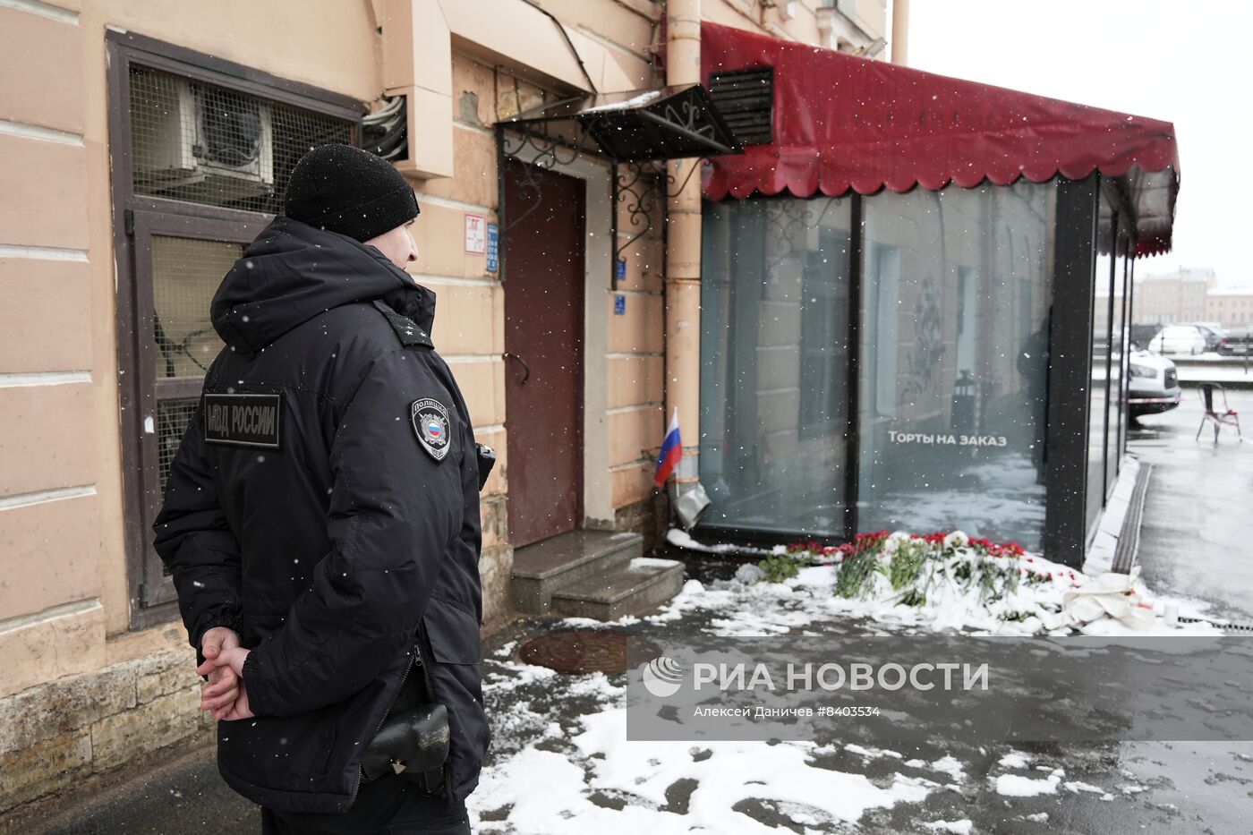 Цветы на месте взрыва на Университетской набережной в Петербурге