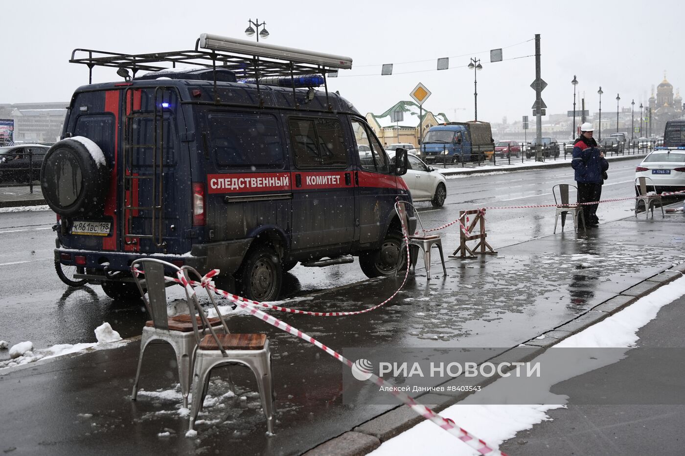Цветы на месте взрыва на Университетской набережной в Петербурге