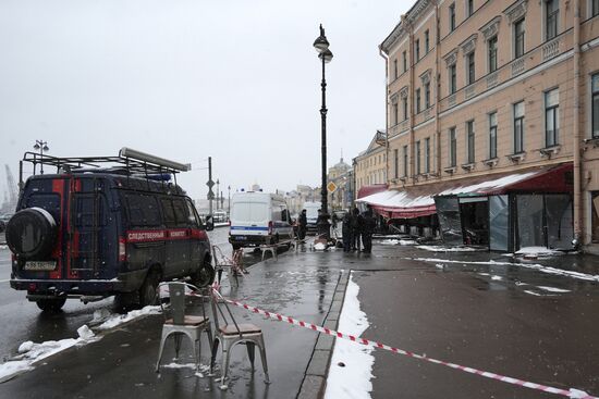 Цветы на месте взрыва на Университетской набережной в Петербурге