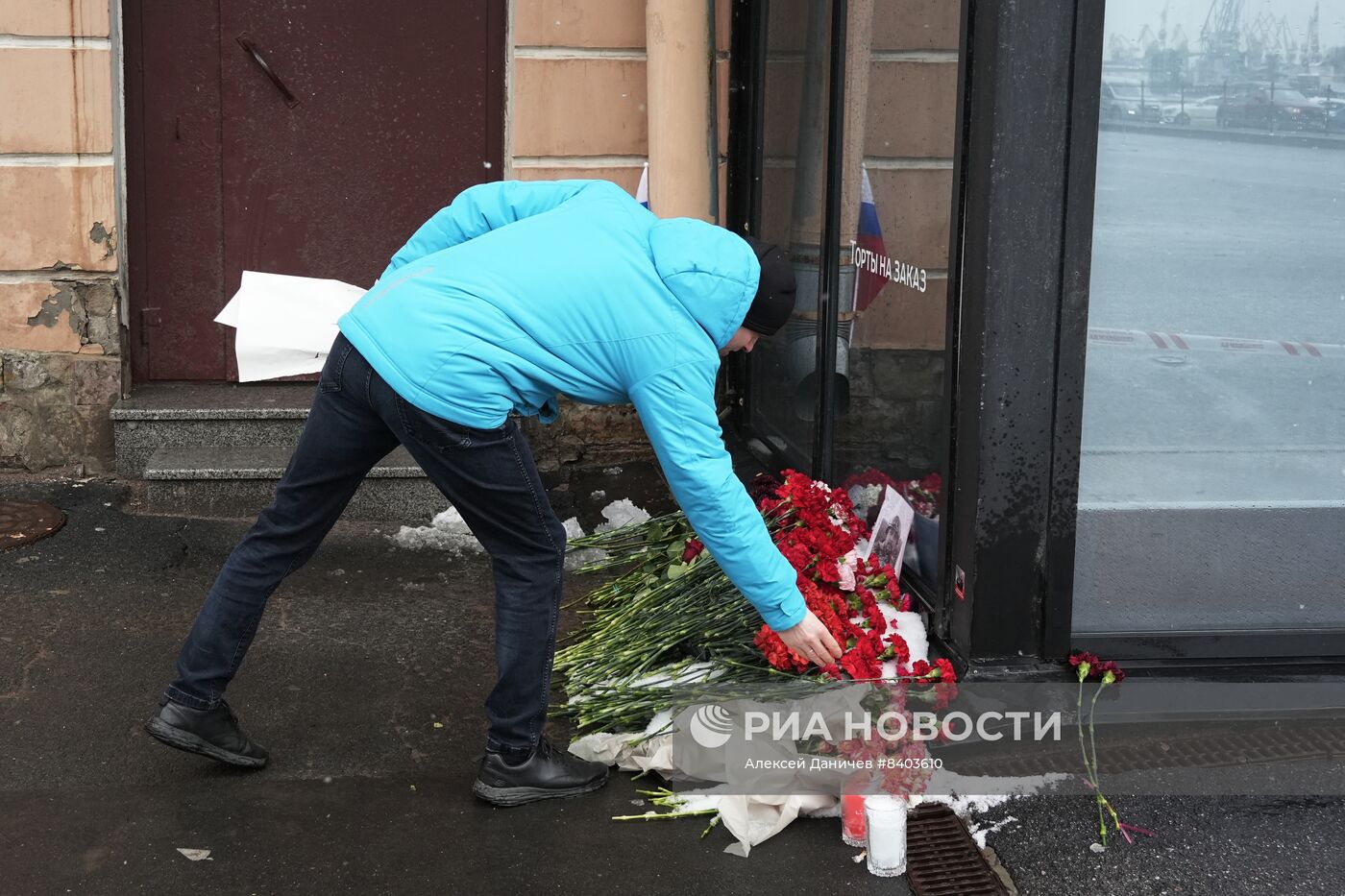 Цветы на месте взрыва на Университетской набережной в Петербурге