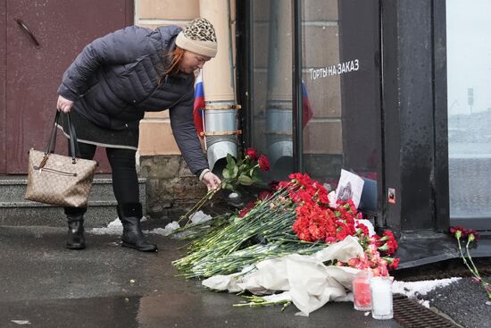 Цветы на месте взрыва на Университетской набережной в Петербурге