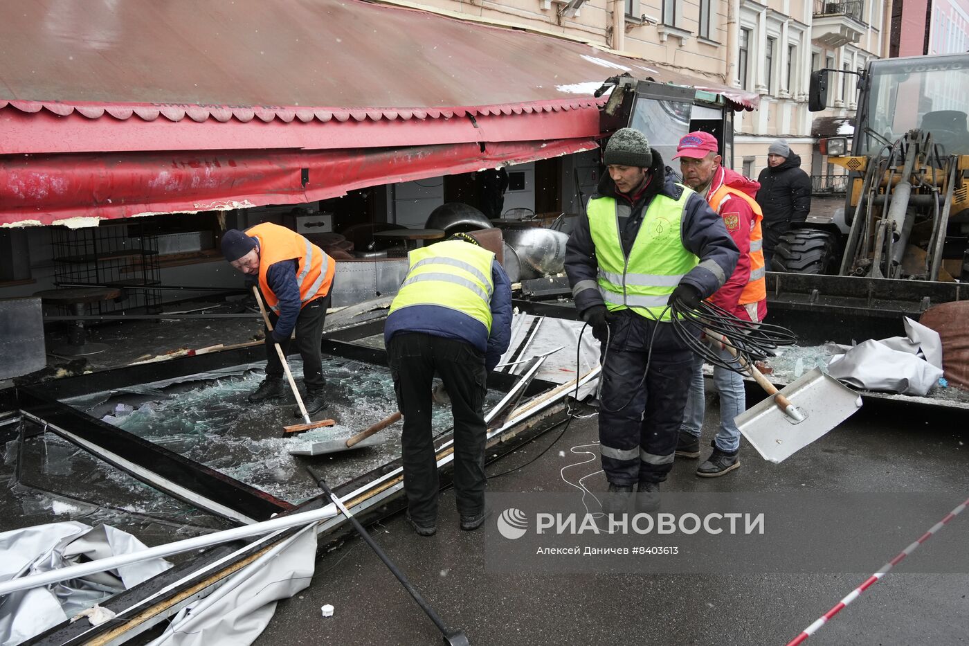 Цветы на месте взрыва на Университетской набережной в Петербурге