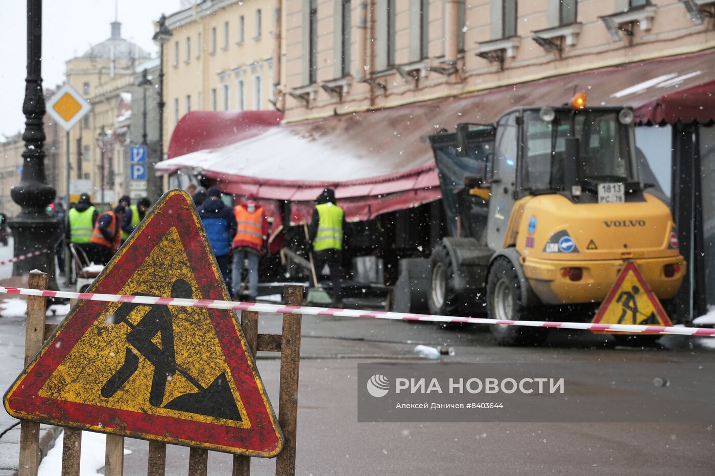 Цветы на месте взрыва на Университетской набережной в Петербурге