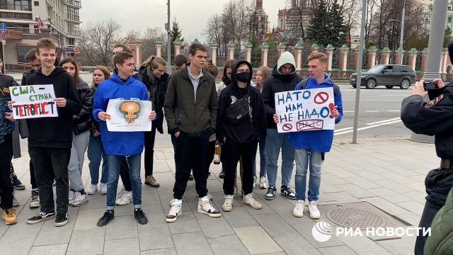 Антинатовские акции прошли у посольств Британии и Франции