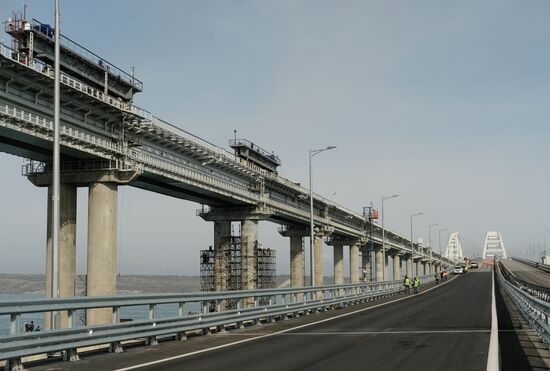 На Крымском мосту завершается монтаж железнодорожных пролётов