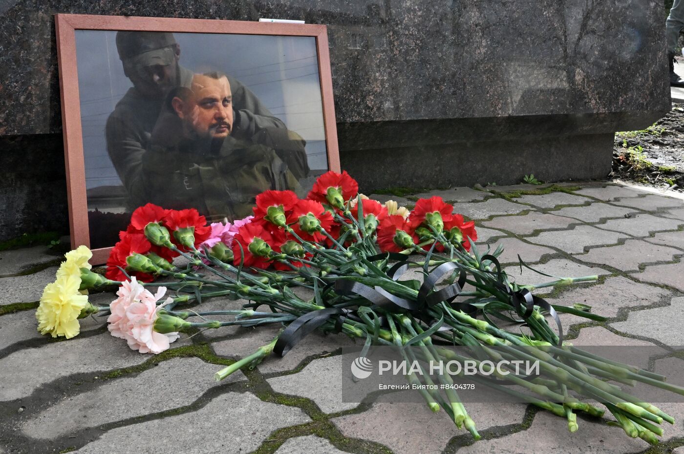 Возложение цветов к портрету В. Татарского в Луганске