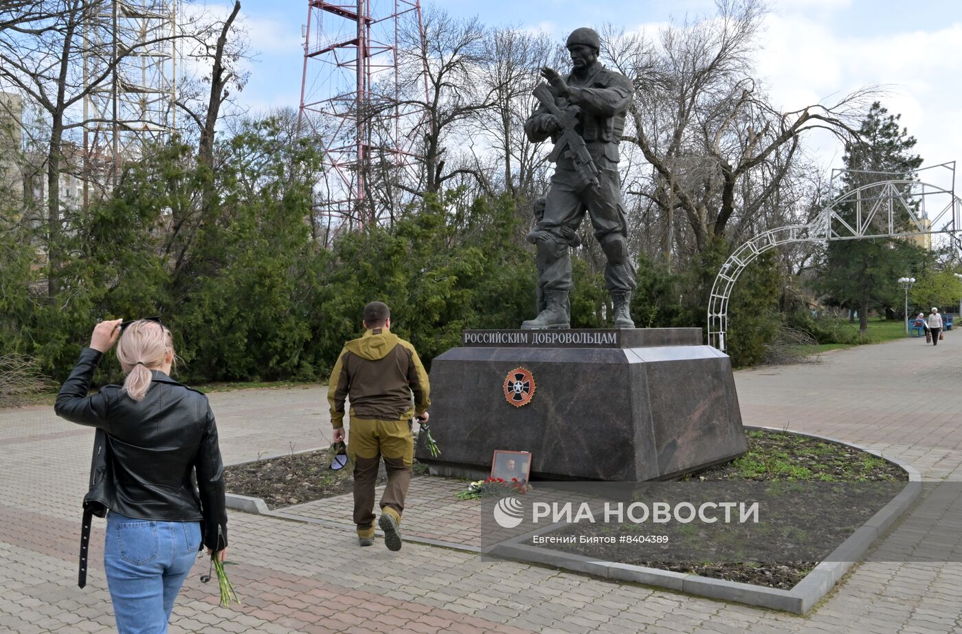 Возложение цветов к портрету В. Татарского в Луганске